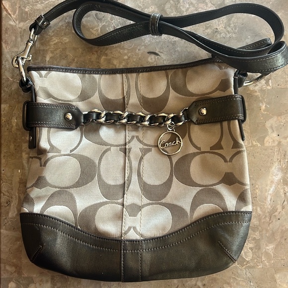 Coach Handbags - 👜Coach Canvas Signature chain handbag/crossbody
